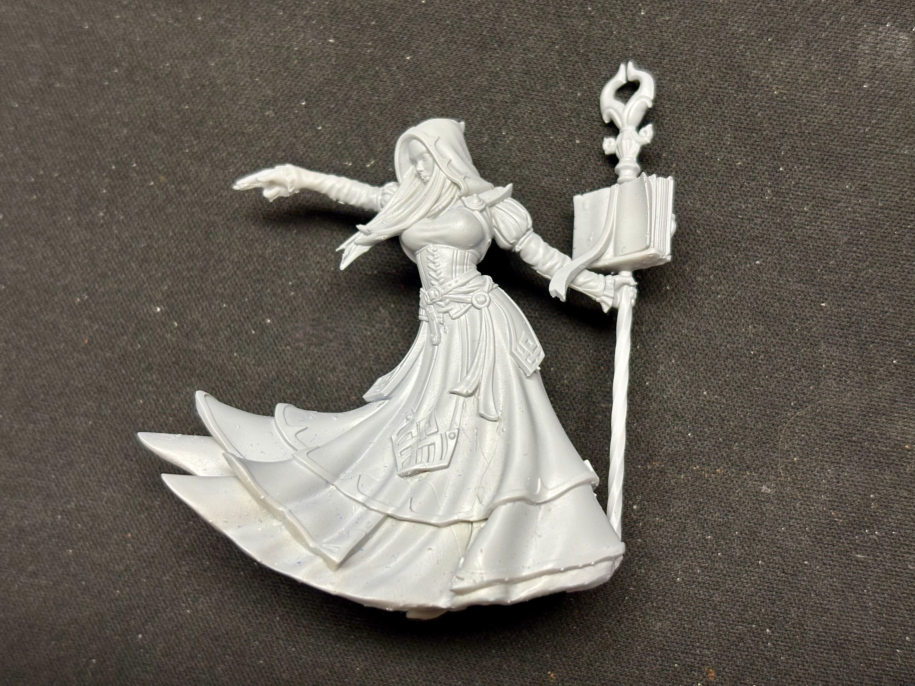 Kythaela, Elf Sorceress (The Beholder Miniatures 58mm)