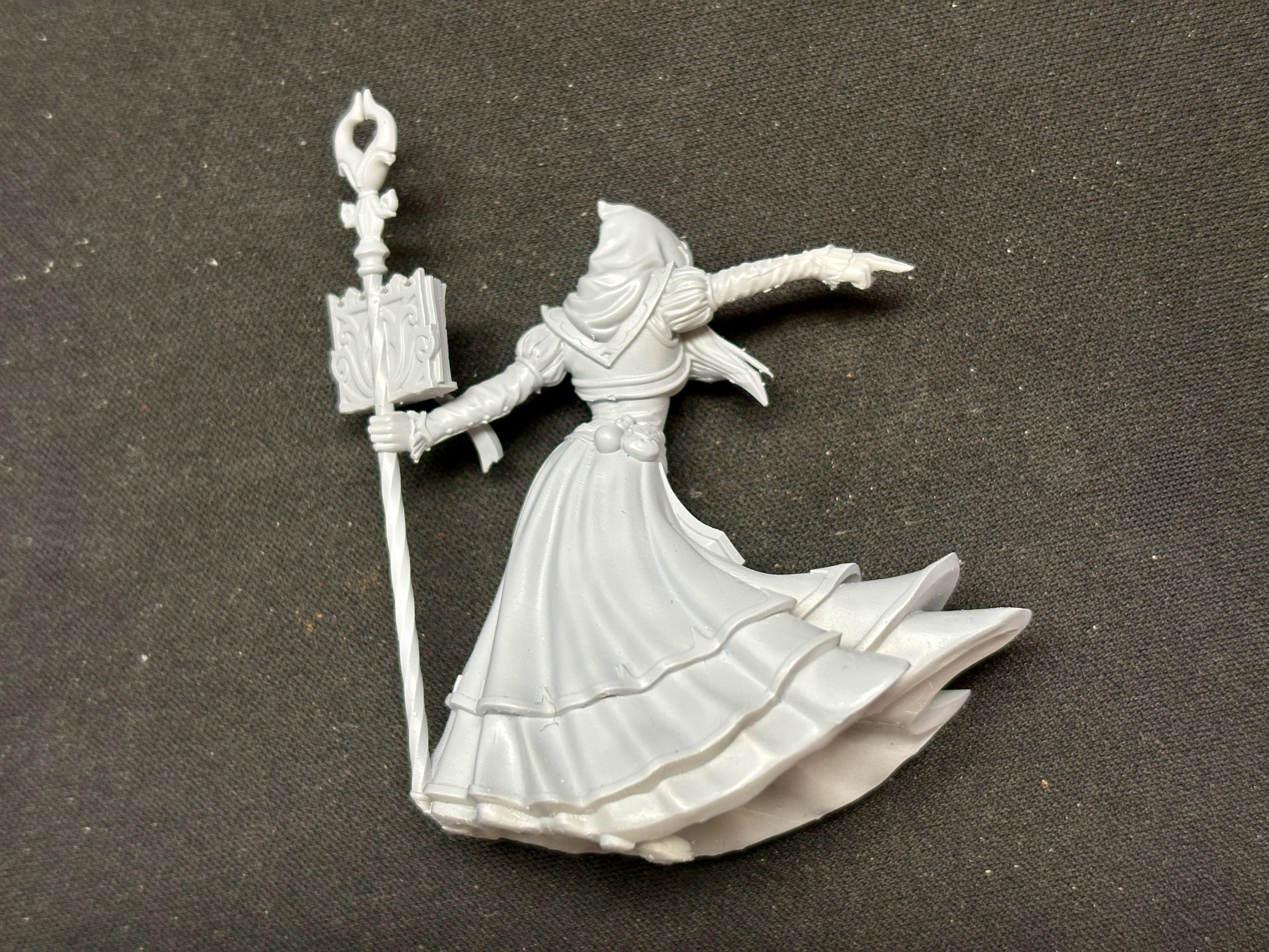 Kythaela, Elf Sorceress (The Beholder Miniatures 58mm)