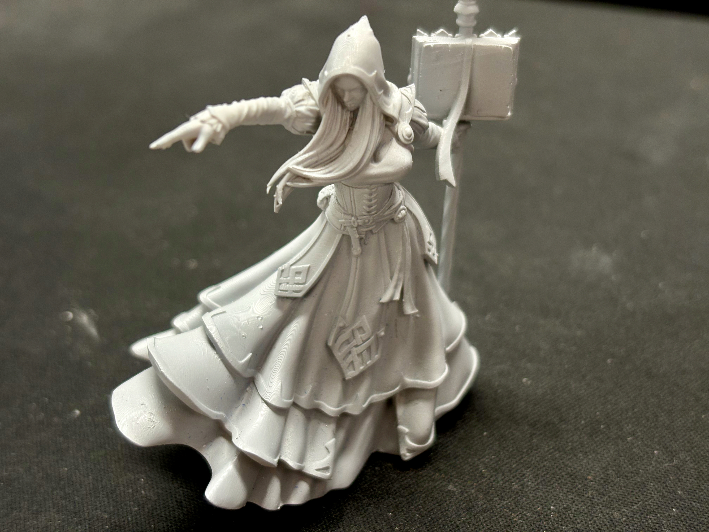 Kythaela, Elf Sorceress (The Beholder Miniatures 58mm)
