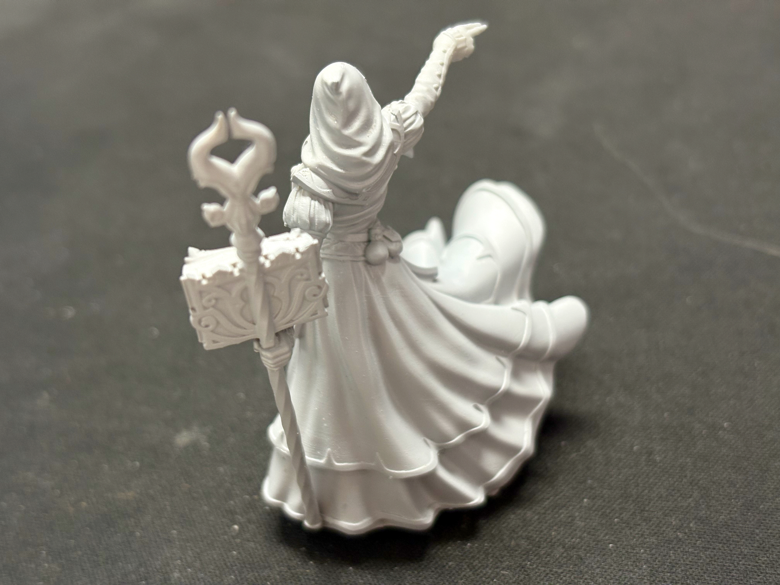 Kythaela, Elf Sorceress (The Beholder Miniatures 58mm)