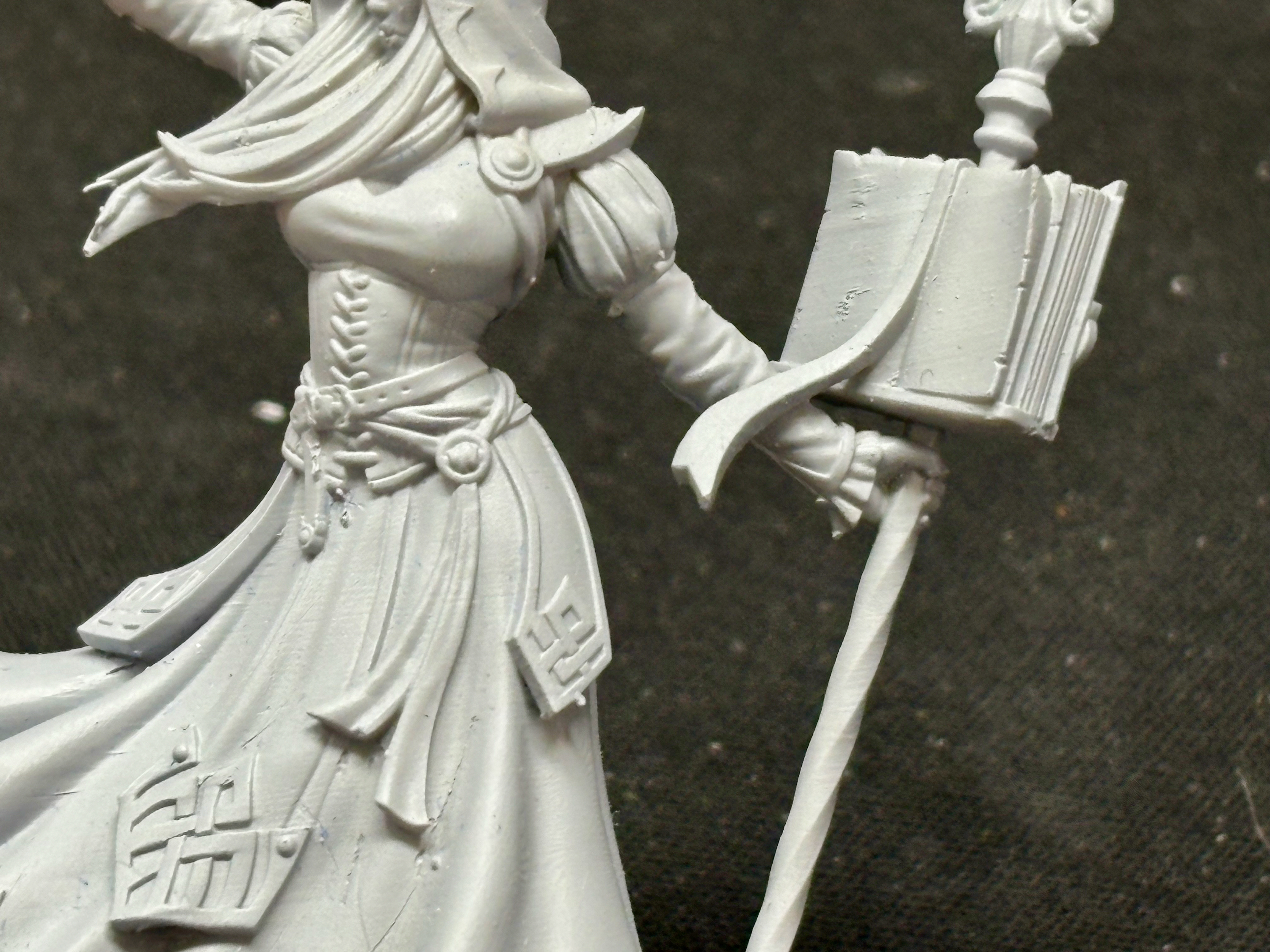 Kythaela, Elf Sorceress (The Beholder Miniatures 58mm)