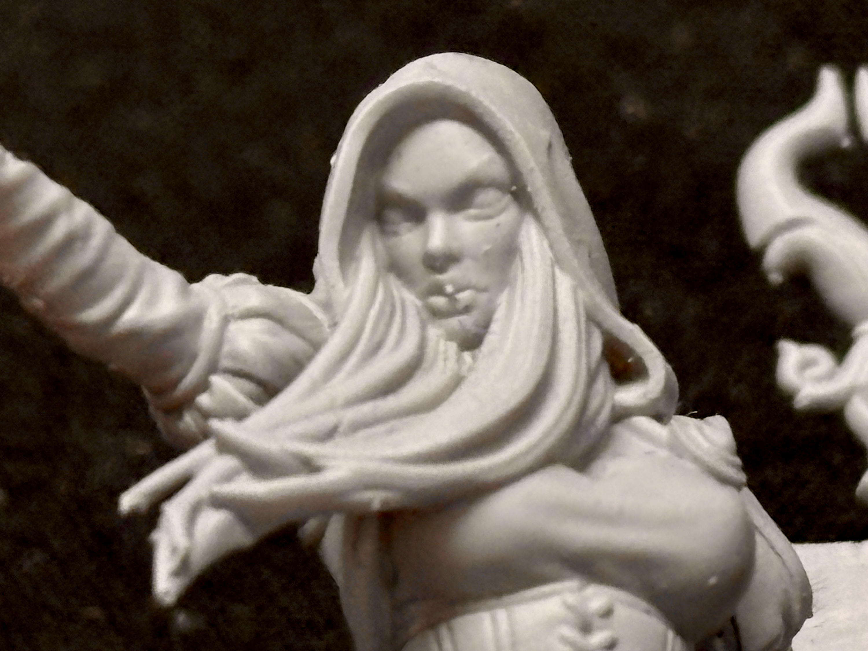 Kythaela, Elf Sorceress (The Beholder Miniatures 58mm)